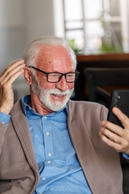 Son sınıf öğrencisi telefonda video görüşmesi yapıyor. 