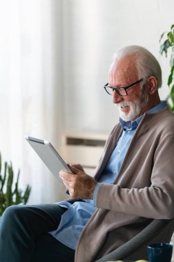 Son sınıf öğrencisi evde tablet kullanıyor. 