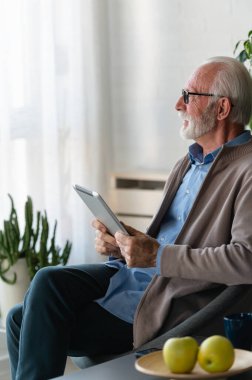 Son sınıf öğrencisi evde tablet kullanıyor. 