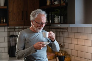 Komuta sizde evde kahve içme