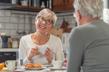 üst düzey çift birlikte kahvaltı ediyor 