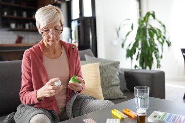 Hapları sınıflandıran yaşlı kadını kapat.