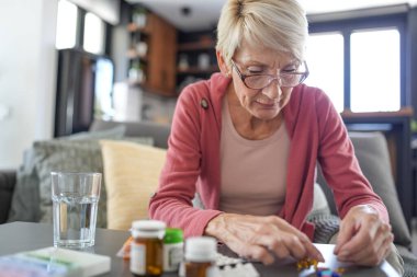 Hapları sınıflandıran yaşlı kadını kapat.