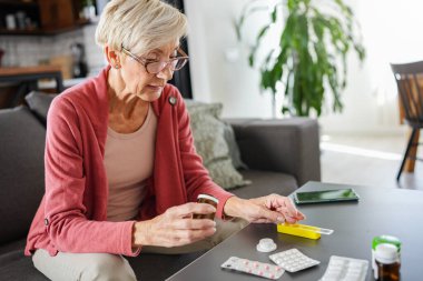 Hapları sınıflandıran yaşlı kadını kapat.