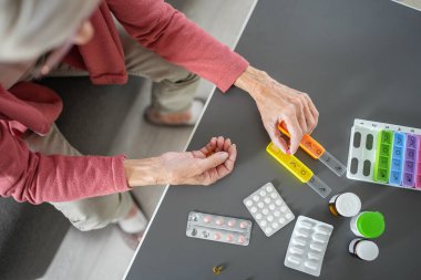 Hapları sınıflandıran yaşlı kadını kapat.