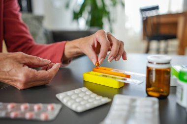 Hapları sınıflandıran yaşlı kadını kapat.