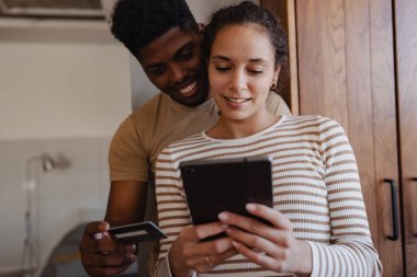 Çift internetten tablet ve kredi kartı kullanarak alışveriş yapıyor