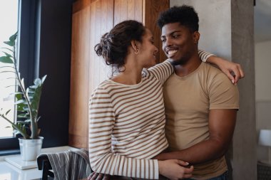 Sıcak ev ortamında kucaklaşan çift