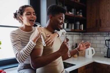 Modern mutfakta birlikte yemek pişiren mutlu çift.