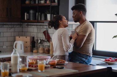 Çift sıcak mutfakta sabah kahvesinin tadını çıkarıyor.