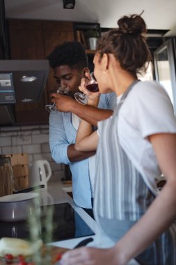 Çift mutfakta kırmızı şaraptan hoşlanıyor.