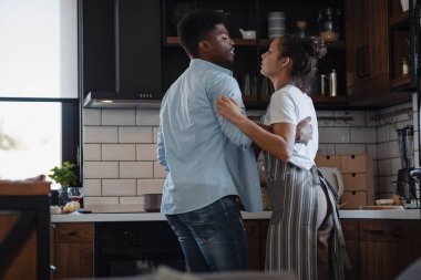 Modern mutfak ortamında tartışan çift