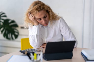 Tablet üzerinde çalışan gülümseyen kadın yöneticinin portresi 