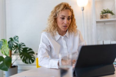 Tablet üzerinde çalışan gülümseyen kadın yöneticinin portresi 