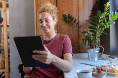 Genç kadın evde dijital tablet kullanma 