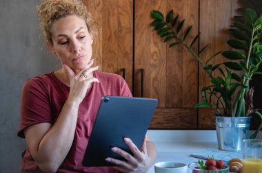 Genç kadın evde dijital tablet kullanma 