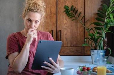 Genç kadın evde dijital tablet kullanma 