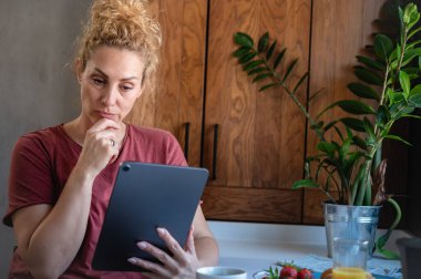 Genç kadın evde dijital tablet kullanma 