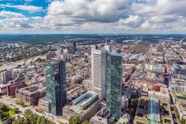 Frankfurt Main, Almanya - Haziran, 2016 yaklaşık: City Frankfurt Main Main Tower, Almanya üzerinden görünüm