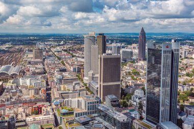 Frankfurt Main, Almanya - Haziran, 2016 yaklaşık: City Frankfurt Main Main Tower, Almanya üzerinden görünüm