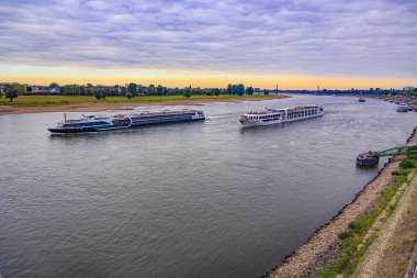 DÜKSELDORF, GERMANY - CIRCA SEPTEMBER, 2016: Almanya 'nın Düsseldorf şehrinde Ren nehri manzarası