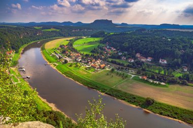 Elbe Nehri ve Sakson İsviçre Almanya 'da Dresden yakınlarındaki Ulusal Parkı sallıyor..