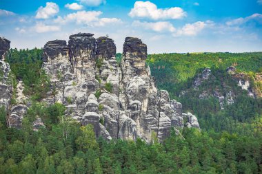 Elbe Nehri ve Sakson İsviçre Almanya 'da Dresden yakınlarındaki Ulusal Parkı sallıyor..