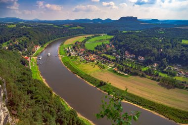 Elbe Nehri ve Sakson İsviçre Almanya 'da Dresden yakınlarındaki Ulusal Parkı sallıyor..