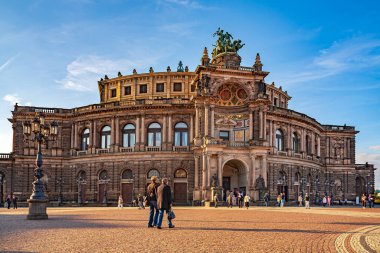 DRESDEN, SAXONY, ALMANY - CRCA AĞUSTOS, 2018: Dresden, Almanya 'nın Semperoperi.