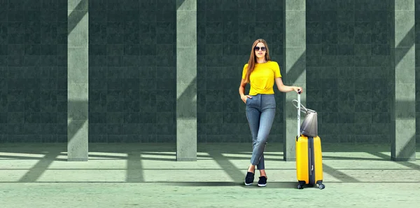 Een Meisje Met Koffers Voor Een Treinstation — Stockfoto