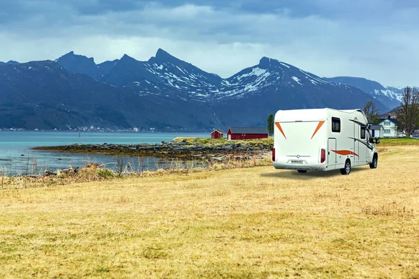 Une Caravane Mobil Home Face Fjord Sur Île Senja Norvège — Photo