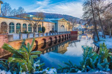 Bad Kissingen 'da Brunnen-und Wandelhalle manzaralı bir nehir. Bad Kissingen, Bavyera, Almanya.