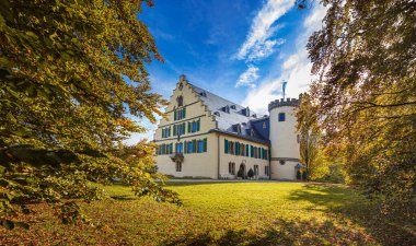 COBURG, GERMANY - CIRCA ECTOBER, 2022: Rosenau Sarayı ve Park Sonbaharda, Coburg, Almanya