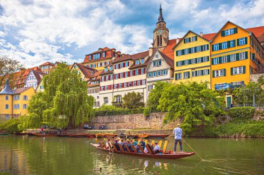 TUEBINGEN, BADEN-WUERTTEMBERG, GERÇEK - CIRCA MAYIS 2023: Almanya 'nın Tuebingen kasabasındaki Nekar nehri.