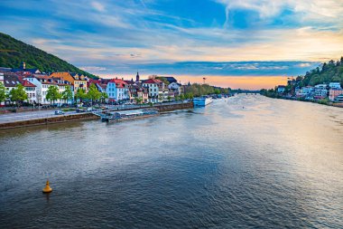 HEIDELBERG, BADEN-WUERTTEMBERG, GERMANY - CIRCA MAYIS 2023: Heidelberg, Almanya 'daki Neckar Nehri.