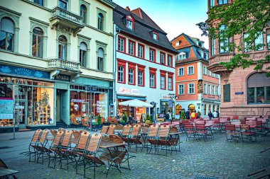 HEIDELBERG, BADEN-WUERTTEMBERG, GERMANY - CIRCA MAYIS 2023: Heidelberg kasabasının Universitaetsplatz, Almanya.
