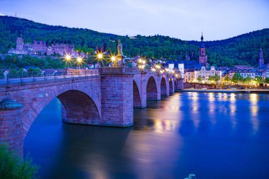 HEIDELBERG, BADEN-WUERTTEMBERG, ALMANY - CIRCA MAYIS 2023: Heidelberg, Almanya 'nın Alte Bruecke' si.