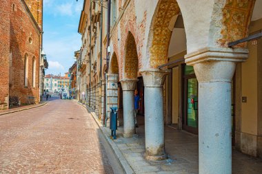 UDINE, FRIULI VENEZIA GIULIA, ITALY - CIRCA HAZİRAN, 2023: Udine kasabasından Via Vittorio Veneto, İtalya.