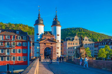 HEIDELBERG, BADEN-WUERTTEMBERG, ALMANY - CIRCA MAYIS 2023: Heidelberg, Almanya 'nın Alte Bruecke' si.