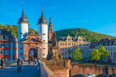 HEIDELBERG, BADEN-WUERTTEMBERG, ALMANY - CIRCA MAYIS 2023: Heidelberg, Almanya 'nın Alte Bruecke' si.