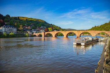 HEIDELBERG, BADEN-WUERTTEMBERG, ALMANY - CIRCA MAYIS 2023: Heidelberg, Almanya 'nın Alte Bruecke' si.