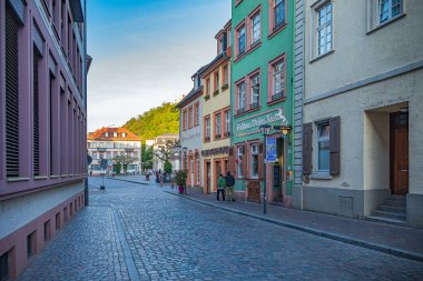 HEIDELBERG, BADEN-WUERTTEMBERG, ALMANY - CIRCA MAYIS 2023: Heidelberg kasabasından Steingasse, Almanya.