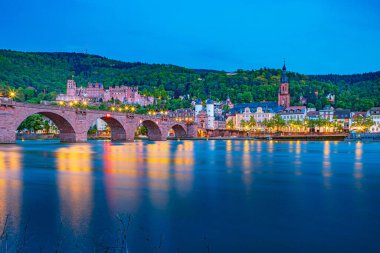 HEIDELBERG, BADEN-WUERTTEMBERG, ALMANY - CIRCA MAYIS 2023: Heidelberg, Almanya 'nın Alte Bruecke' si.