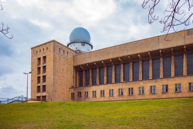 BERLİN, ALMANY - CIRCA Nisan 2022: Berlin, Almanya 'daki Tempelhof Havaalanı.