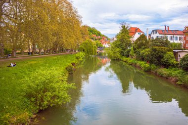 TUEBINGEN, BADEN-WUERTTEMBERG, GERÇEK - CIRCA MAYIS 2023: Almanya 'nın Tuebingen kasabasındaki Nekar nehri.
