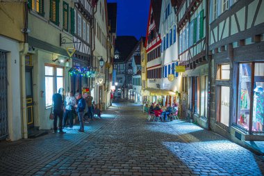 TUEBINGEN, BADEN-WUERTTEMBERG, ALMANY - CIRCA MAYIS 2023: Marktgasse, Tuebingen kasabası, Almanya.