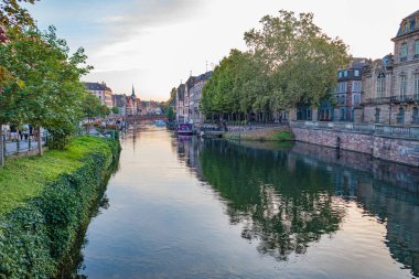 STRASBOURG, GRAND EST, FRANCE - CIRCA AĞust, 2023: Fransa 'daki Strasbourg kasabasının Quai Saint-Nicolas' ı.