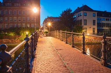 STRASBOURG, GRAND EST, FRANCE - CIRCA AĞust, 2023: Fransa 'daki Strasbourg kasabasının Quai Saint-Nicolas' ı.