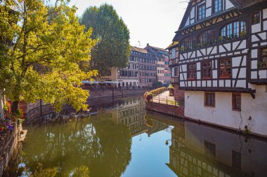 STRASBOURG, GRAND EST, FRANCE - CIRCA AĞust, 2023: Fransa 'nın Strazburg şehrinin Petite France' ı.
