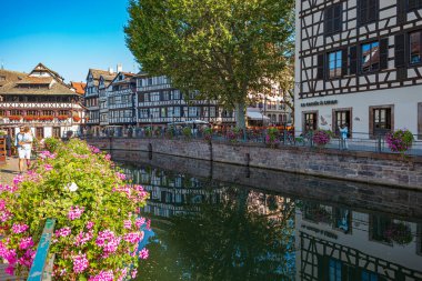 STRASBOURG, GRAND EST, FRANCE - CIRCA AĞust, 2023: Fransa 'nın Strazburg şehrinin Petite France' ı.
